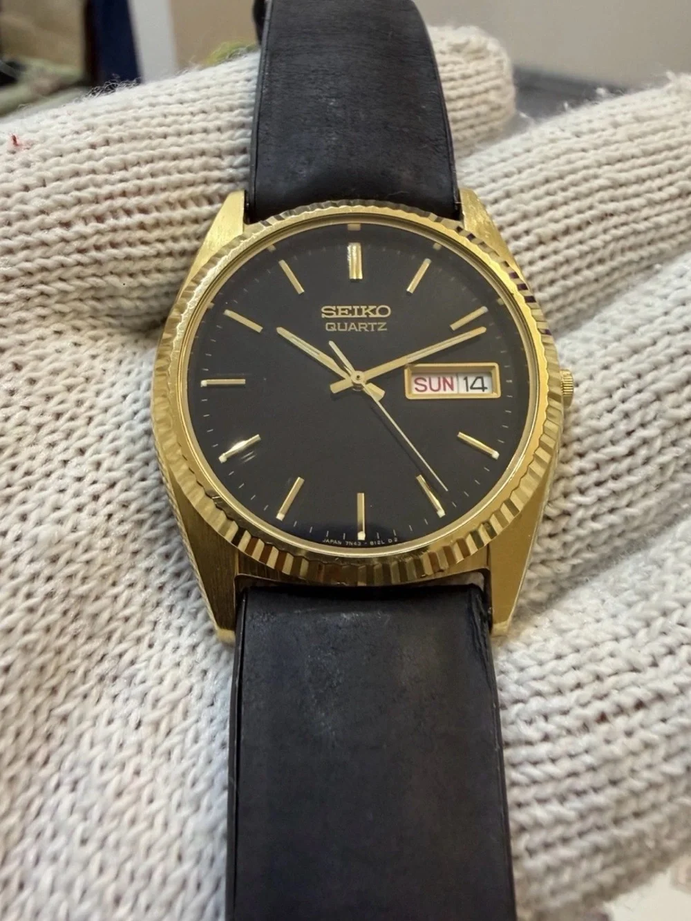 Vintage Seiko 7N43-8A10 Mens Gold Tone Fluted Bezel Black Dial Quartz Watch Day